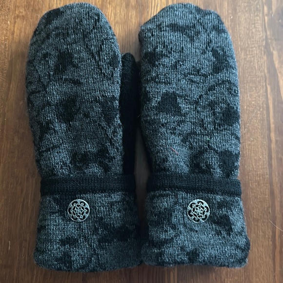 Sweater Mittens - Picture 1 of 2